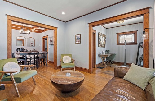 West Plaza House | KC Nest - Mins from Plaza + Streetcar + Parking!