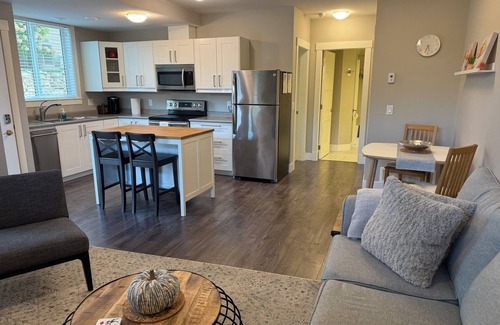 Black Mountain House | Kelowna Getaway - Black Mountain Golf & Ski
