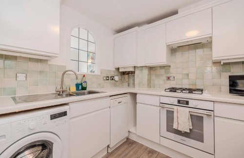 Seafront Apartment | Kemptown 3 Bedroom Flat BN278NEP
