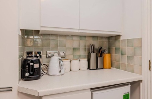 Seafront Apartment | Kemptown 3 Bedroom Flat BN278NEP