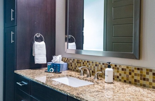 North Burnet Apartment | Kenzie Summer 541 I Modern 1 Bedroom Apartment with Terrace in Domain, North Aus