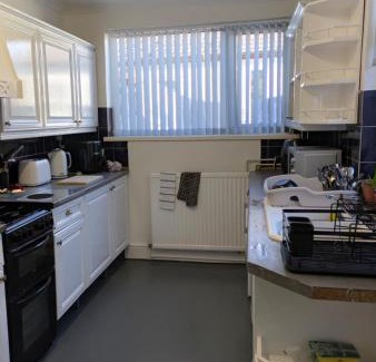 Kettering House | Kettering Town Vacations Free WiFi & Long stay with Shared Bathroom, lounge & kitchen Double & Single rooms available