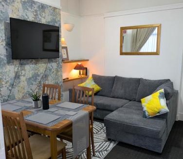 Kettering House | Kettering Town Vacations Free WiFi & Long stay with Shared Bathroom, lounge & kitchen Double & Single rooms available