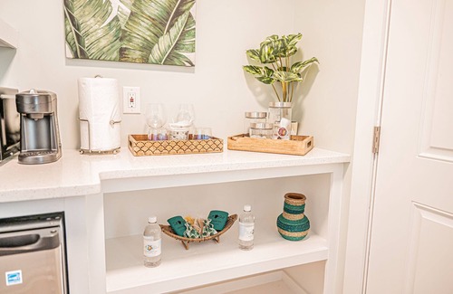 Surf City Apartment | Key West 5- Beach Access - Dog Friendly - Bikes – Grill