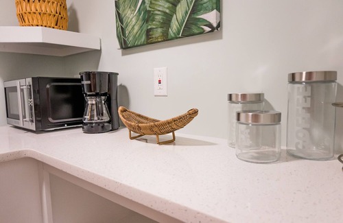 Surf City Apartment | Key West 5- Beach Access - Dog Friendly - Bikes – Grill
