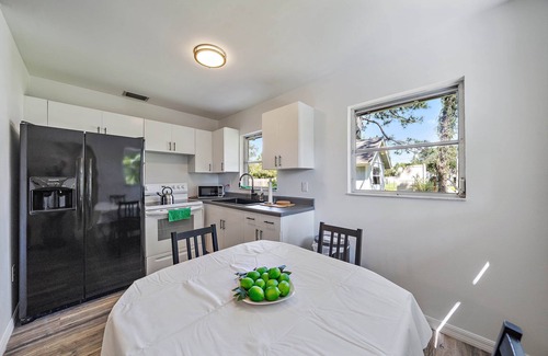 Laurel House | KeyLime Cottage - Beachy Getaway .7 Mi From Beach