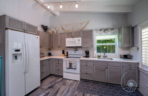 Islamorada House | Keys Life Cottage ~ Downtown Islamorada Cottage with Pool Access!