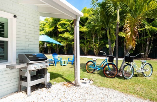 Islamorada House | Keys Life Cottage ~ Downtown Islamorada Cottage with Pool Access!