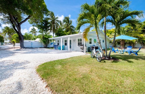 Islamorada House | Keys Life Cottage ~ Downtown Islamorada Cottage with Pool Access!