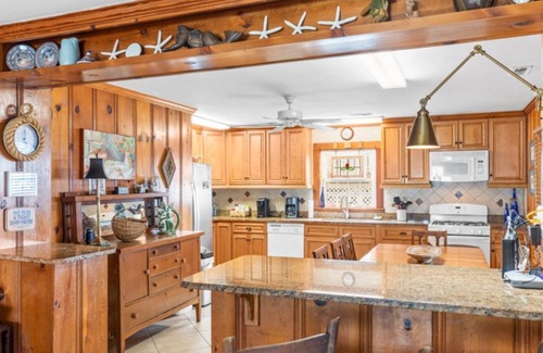 Caswell Beach House | Kickback Cottage~ Private Beach Access, Pool Table, Sunrises on the Porch!