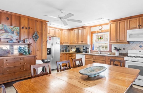 Caswell Beach House | Kickback Cottage~ Private Beach Access, Pool Table, Sunrises on the Porch!
