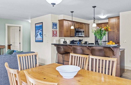 Golden Apartment | Kicking Horse Gem for 6 | Near Gondola + Hot Tub!