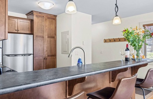 Golden Apartment | Kicking Horse Gem for 6 | Near Gondola + Hot Tub!