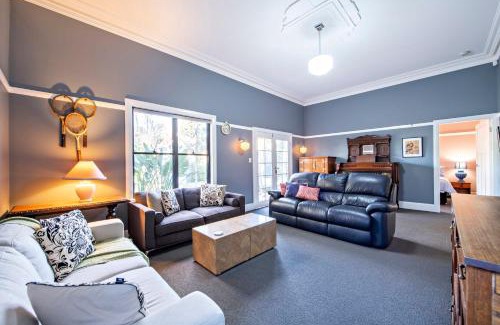 Dubbo House | Kilbirnie - Stroll to CBD, Heritage, Sleeps 10