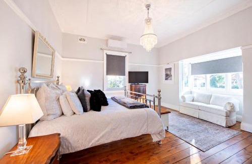 Dubbo House | Kilbirnie - Stroll to CBD, Heritage, Sleeps 10