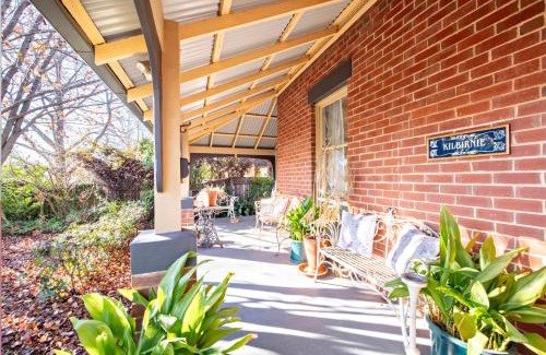 Dubbo House | Kilbirnie - Stroll to CBD, Heritage, Sleeps 10