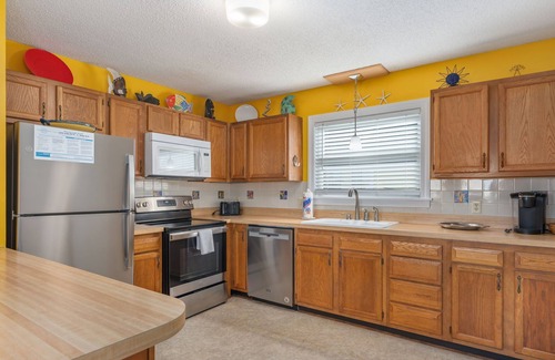 Kill Devil Hills House | Kill Devil Hills 425: Oceanside, Pet Friendly, Hot Tub, Close to Beach Access