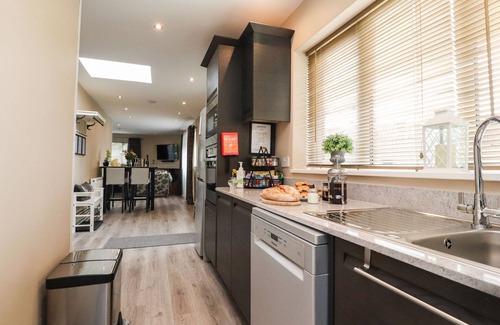 Poulton-le-Fylde Cottage | KILMORY LODGE, family friendly, with hot tub in Poulton-Le-Fylde