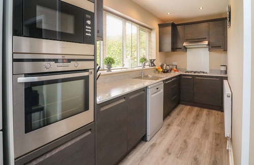 Poulton-le-Fylde Cottage | KILMORY LODGE, family friendly, with hot tub in Poulton-Le-Fylde