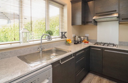 Poulton-le-Fylde Cottage | KILMORY LODGE, family friendly, with hot tub in Poulton-Le-Fylde