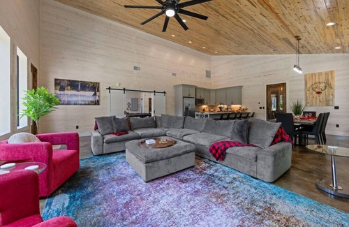 Pickens Cabin | Kilted Heron Lodge · Pickleball/Basketball Court + Gameroom, 5 King En-Suites
