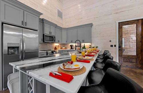 Pickens Cabin | Kilted Heron Lodge · Pickleball/Basketball Court + Gameroom, 5 King En-Suites