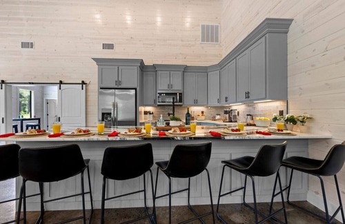 Pickens Cabin | Kilted Heron Lodge · Pickleball/Basketball Court + Gameroom, 5 King En-Suites