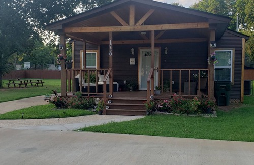 Caddo Heights-South Highlands House | Kim's Golden Getaway/Pet Friendly