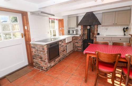 Newquay Cottage | KIMBERLEY HOUSE, pet friendly, with open fire in St Columb Minor