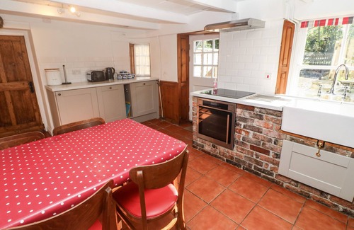 Newquay Cottage | KIMBERLEY HOUSE, pet friendly, with open fire in St Columb Minor
