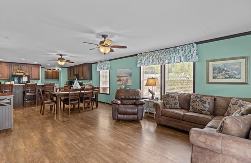 Sunset Beach House | Kimmie's Place- 6 mins to Beach, Pet Friendly, Entertainers dream!