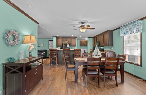 Sunset Beach House | Kimmie's Place- 6 mins to Beach, Pet Friendly, Entertainers dream!