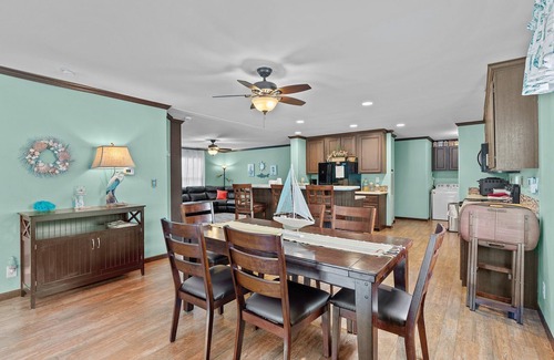 Sunset Beach House | Kimmie's Place- 6 mins to Beach, Pet Friendly, Entertainers dream!