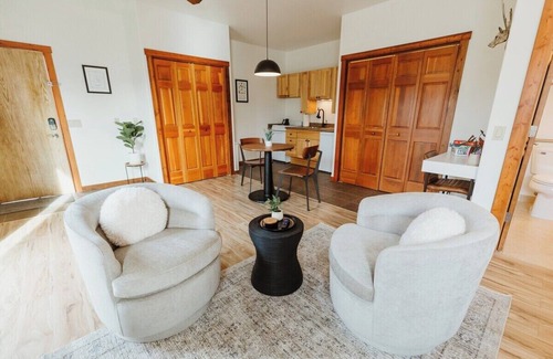 Kalispell Apartment | King Accessible Studio Suite with Full Kitchen and Washer/Dryer in the Heart of Kalispell, MT