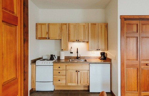 Kalispell Apartment | King Accessible Studio Suite with Full Kitchen and Washer/Dryer in the Heart of Kalispell, MT