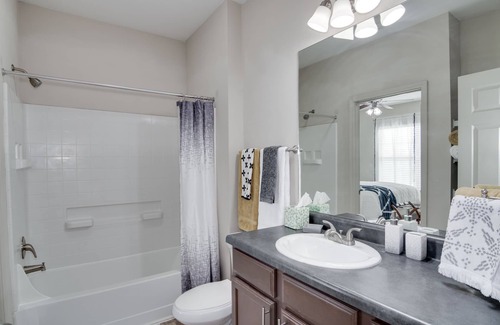 Augusta Apartment | King Bed, 100 MBPS Wi-Fi, 2.5 miles from Doctor's Hospital