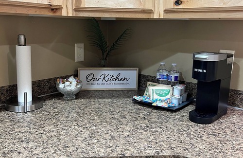 Hooper House | KING bed, 2-bedroom, full kitchen, pickleball, park. Private, spacious basement.