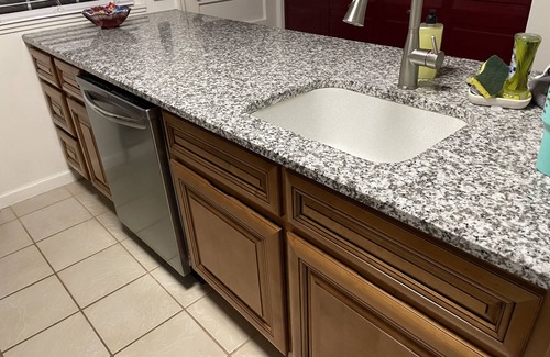 Lexington House | King bed. 2 bedroom. Pet-friendly. Fenced back yard. Near Downtown.