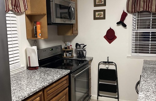 Lexington House | King bed. 2 bedroom. Pet-friendly. Fenced back yard. Near Downtown.