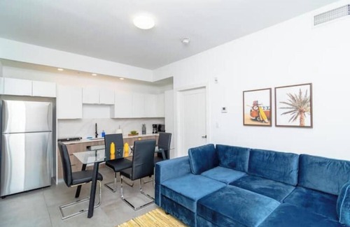 East Little Havana Apartment | King Bed 2B/2Ba Oasis minutes to Brickell 6 guests