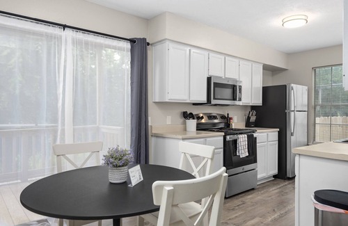 University Park House | King Bed, 50” SmartTV, Coffee & Tea Bar