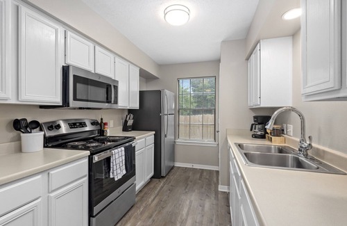 University Park House | King Bed, 50” SmartTV, Coffee & Tea Bar