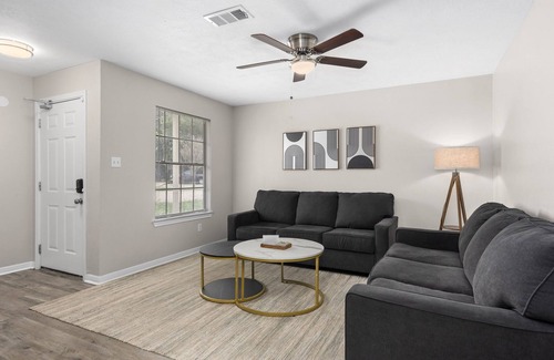University Park House | King Bed, 50” SmartTV, Coffee & Tea Bar