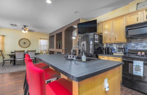 Coldwater Springs House | King Bed! BBQ & Golf Course!
