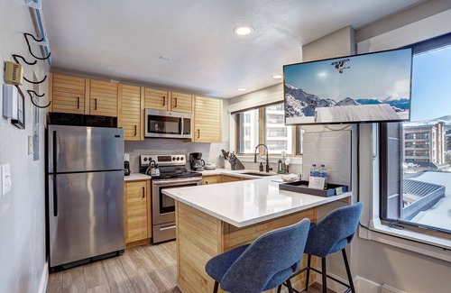 Peak 9 Apartment | King Bed -Chic Mountain Studio, Ski-In-Ski-Out and Steps From Historic Main St.