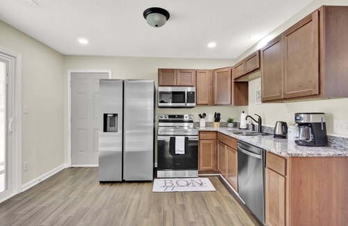 Toddville Road House | King Bed - Close to Airport - Close to Uptown