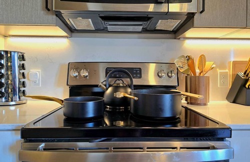 Boise Apartment | King Bed, Coffee Bar, Balcony, Hot Tub