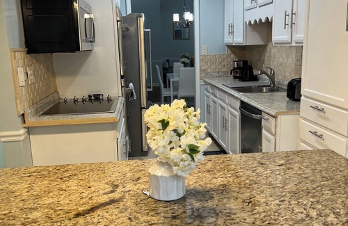 Berclair House | King Bed Cozy Urban Retreat-Central Memphis