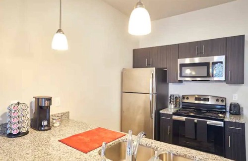Salt Lake City Apartment | King Bed*Desk*Hot Tub*Gym*Downtown/Ski and See