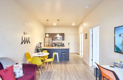 Salt Lake City Apartment | King Bed*Desk*Hot Tub*Gym*Downtown/Ski and See